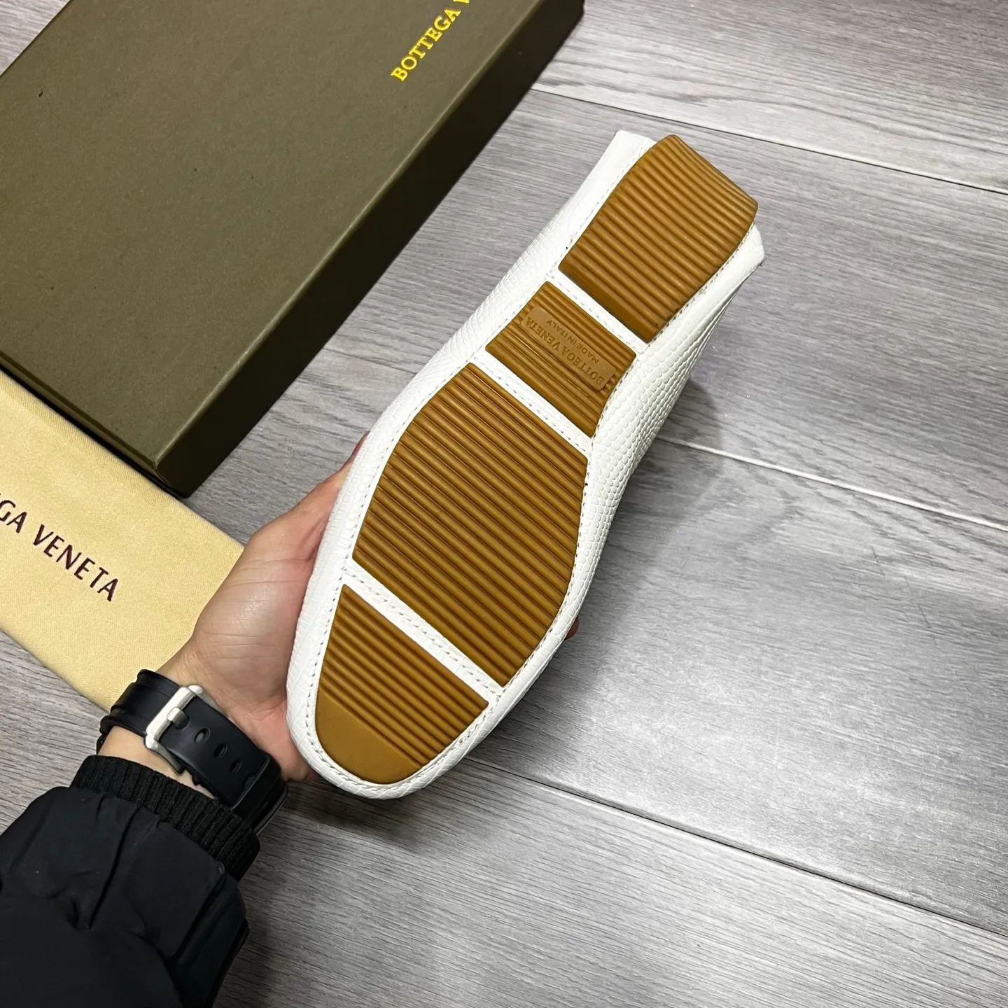 Factory price 480 BV 〰️Purely handmade classic men's beanie shoes👉👉driving shoes, slip-on shoes, made of imported cowhide from Italy, 💕water-dyed cowhide lining, 🔊original outsole, waterproof platform design, comfortable on the feet. A good choice for traveling and driving, three colors available, code number: 38-44, (45 can be customized)